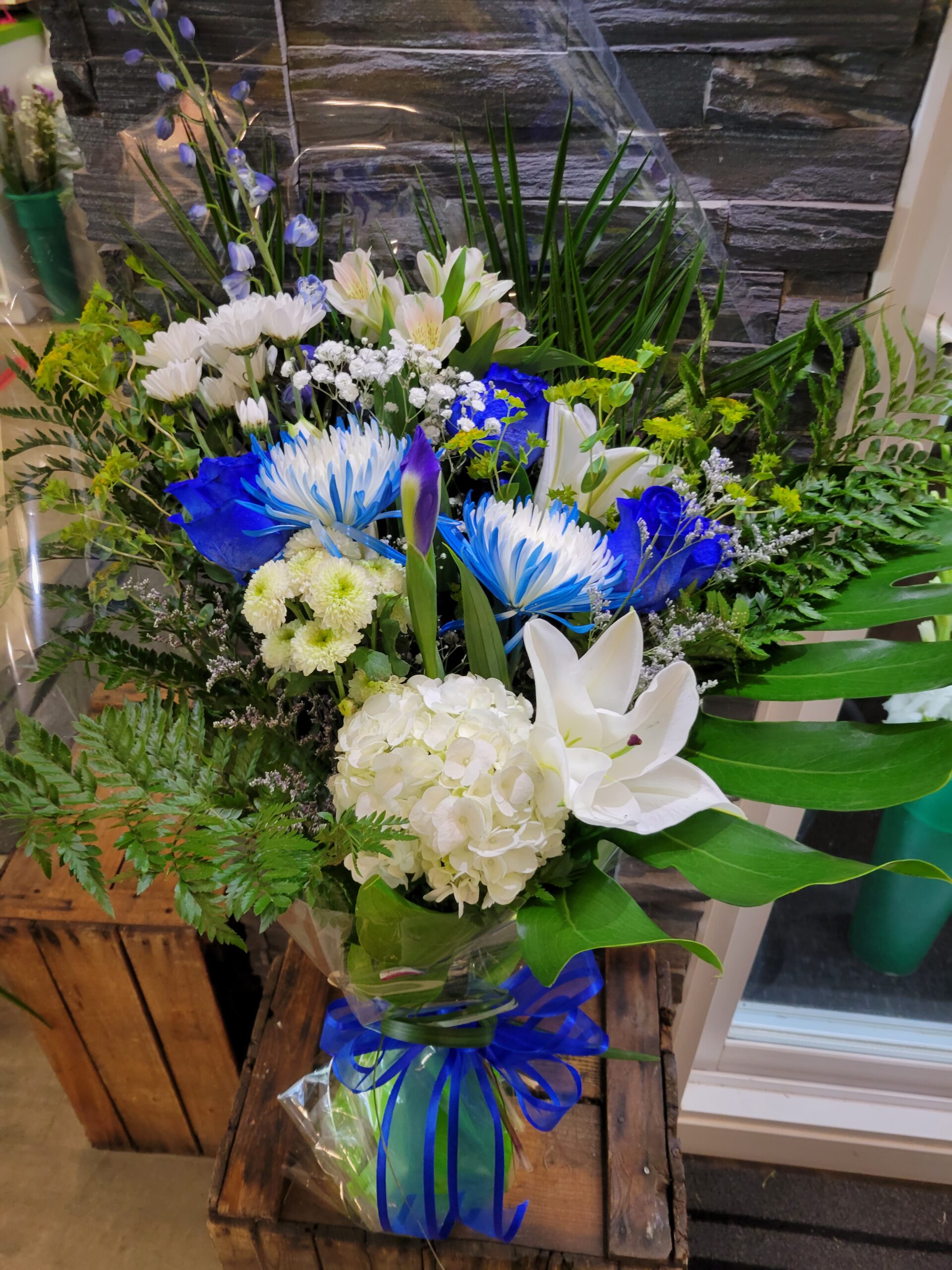 Bouquet de fleurs assortis blanc et bleu - Saint-Rémi Fleuriste | 450  454-3342